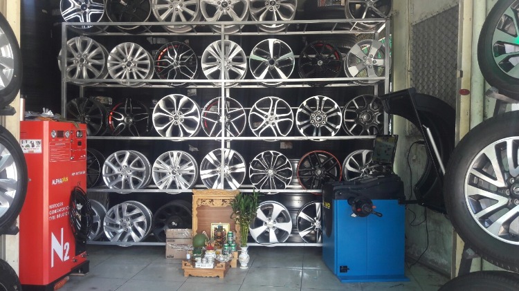Máy ra vào lốp ô tô