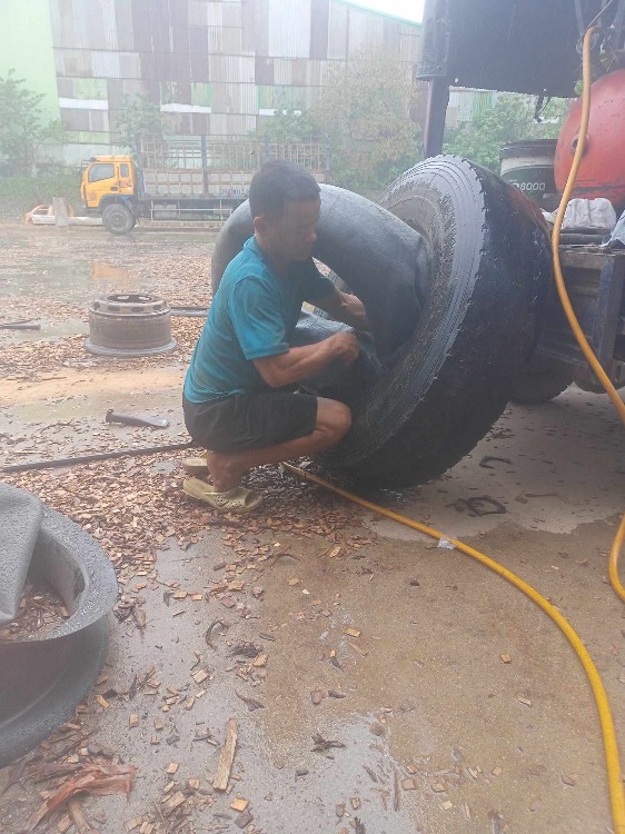 Vá lốp lưu động ngã 3 Phú Tài Bình Định